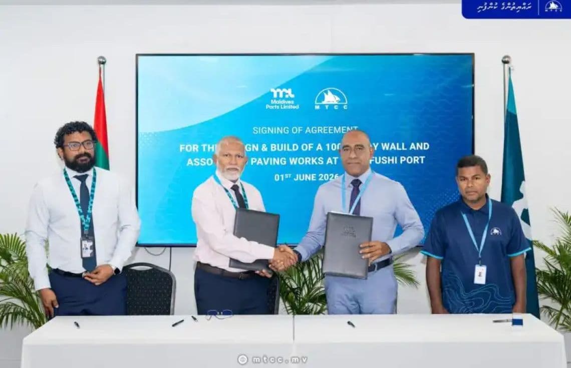 ތިލަފުށީގައި ބަނދަރު ތަރައްޤީ ކުރުމަށް އެމްޕީއެލް އާއި އެމްޓީސީސީ އާއި ދެމެދު އެއްބަސްވުމުގައި ސޮއިކުރުމަށް ބޭއްވި ރަސްމިއްޔާތުގެ ތެރެއިން (ޖޫން 2026)