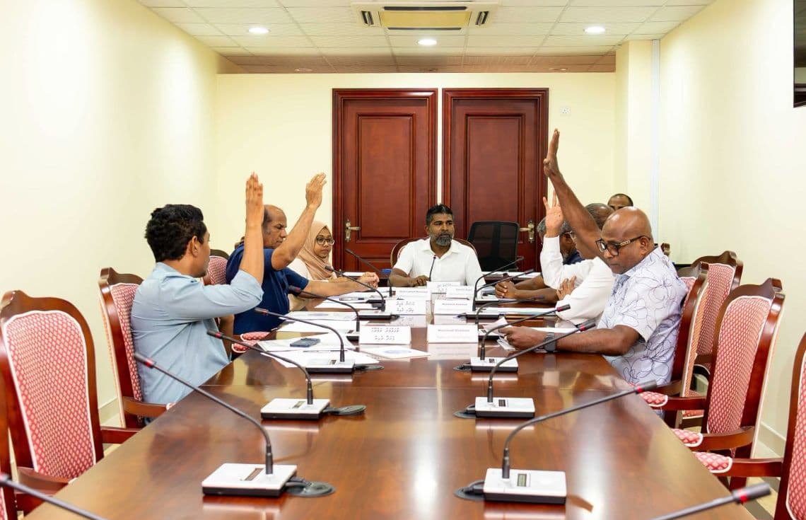 ރައްޔިތުންގެ މަޖިލީހުގެ ޕެޓިޝަން ކޮމިޓީއަށް ހުށަހަޅާފައިވާ، ތްރެޝްހޯލްޑް-1 އަދި ތްރެޝްހޯލްޑް-2 ހަމަވާ އަދަދަށް ސޮއި ލިބިފައިވާ ޕެޓިޝަންތައް ދިރާސާކުރުން.