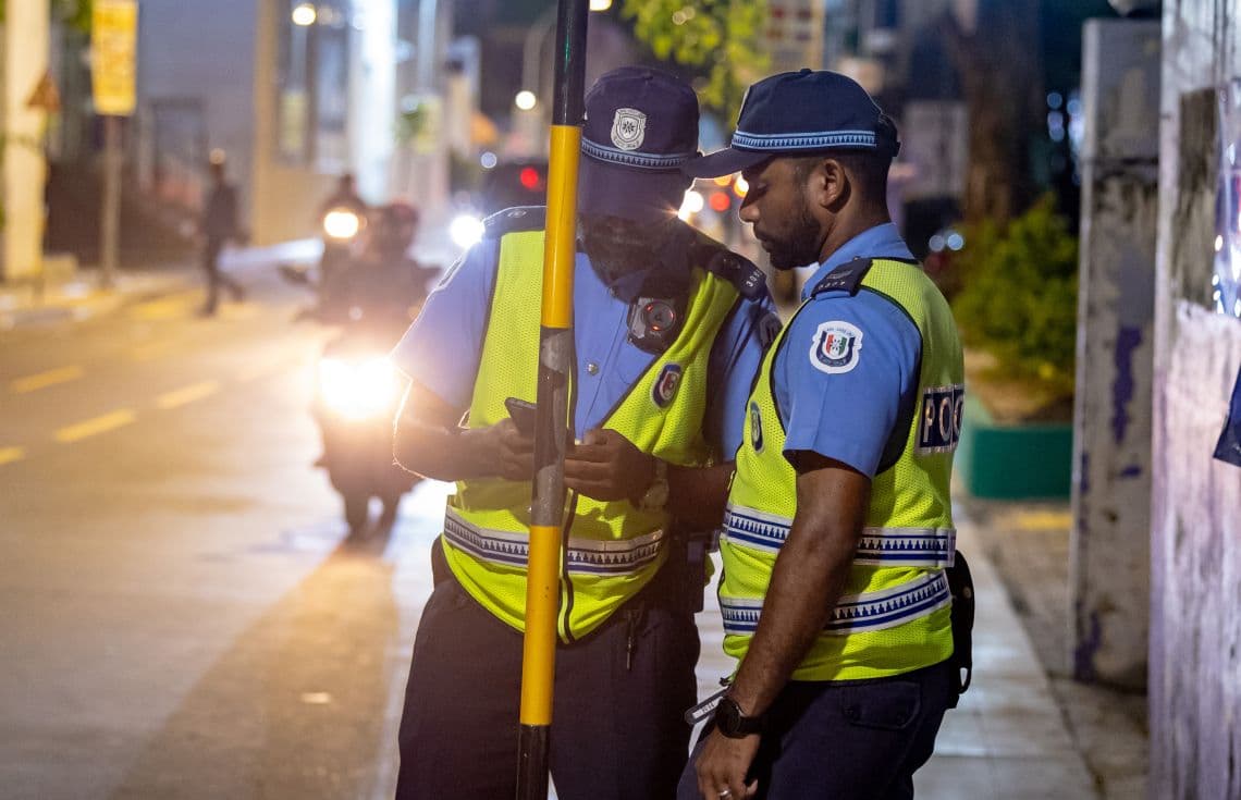 މާލޭގެ މަގުތަކުގައި އަމާންކަން ބެލެހެއްޓުމަށް ފުލުހުން ހަރަކާތްތެރިވަނީ. / ފޮޓޯ: ޚުލާސާ