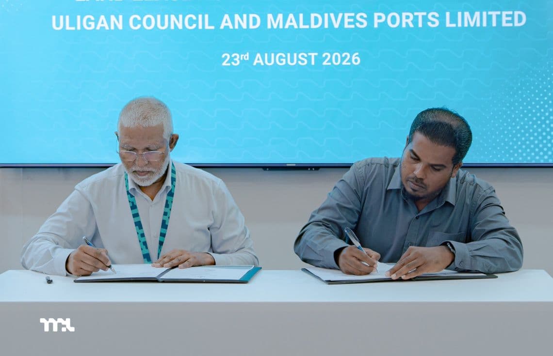 ޔޮޓް މެރީނާ ތަރައްގީކުރުމަށް ބޭނުންވާ ބިން ކުއްޔަށް ދިނުމުގެ އެއްބަސްވުމުގައި ސޮއިކުރަނީ. / ފޮޓޯ: އެމްޕީއެލް