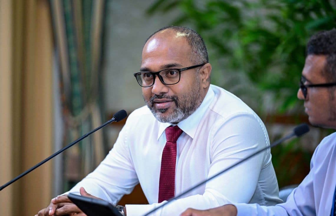 ރައީސް އޮފީހުގައި ބޭއްވި ޕްރެސް ކޮންފަރެންސުގައި ހޯމް މިނިސްޓަރު އަލީ އިހުސާން ވާހަކަފުޅު ދައްކަވަނީ. / ފޮޓޯ: ރައީސް އޮފީސް