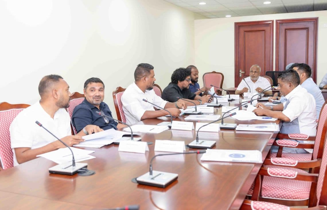 ރައްޔިތުންގެ މަޖިލީހުގެ ލާމަރުކަޒީ ކޮމިޓީއިން ޤާނޫނު ނަންބަރު 7/2010 (ދިވެހިރާއްޖޭގެ އިދާރީ ދާއިރާތައް ލާމަރުކަޒީ އުޞޫލުން ހިންގުމުގެ ޤާނޫނު) އަށް އިޞްލާޙު ގެނައުމުގެ ބިލު ދިރާސާކުރުން / ފޮޓޯ: މަޖިލިސް