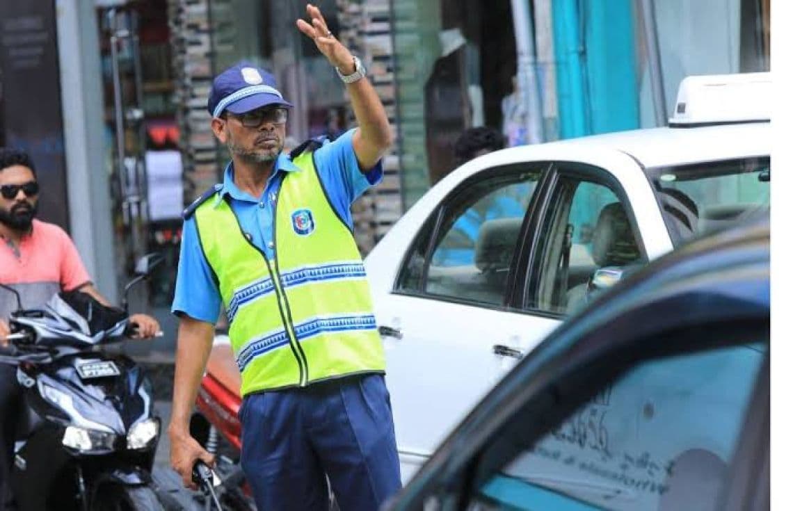ފުލުހަކު މަގުމަތީގައި ޓްރެފިކް ބަލަހައްޓަނީ: ޓްރެފިކް ޕޮލިހެއްގެ ގައިގައި ސައިކަލުން ޖެއްސުމަށްފަހު ފިލަން އުޅުނު މީހަކު ވަނީ ހައްޔަރުކޮށްފަ.
