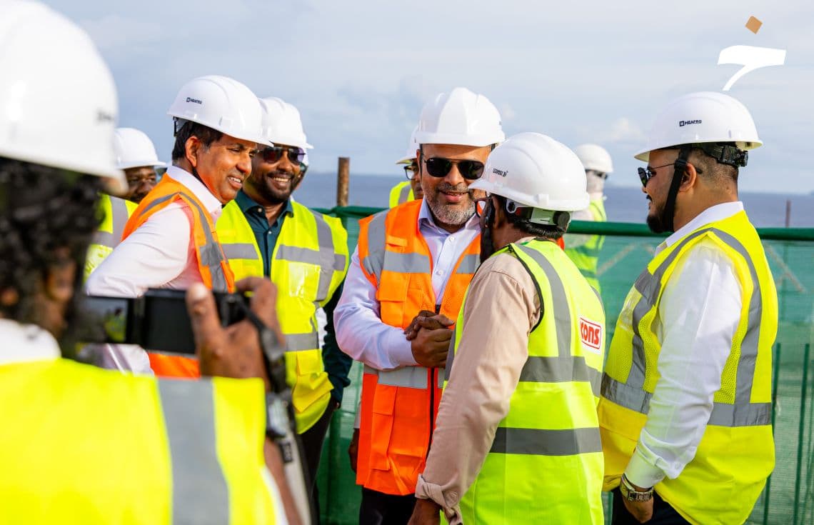 މިނިސްޓަރ އަހްމަދު ޝިޔާމް ތިލަމާލެ ބުރިޖުގައި. /ފޮޓޯ: ޚުލާސާ