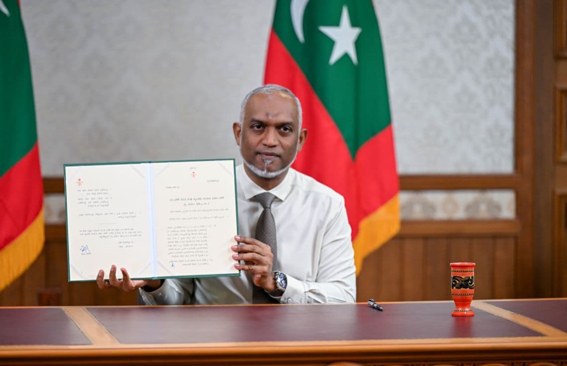 އާމްދަނީން ޓެކްސް ނެގުމުގެ ގާނޫނަށް 2 ވަނަ އިސްލާހު ގެނައުމުގެ ބިލު ރައީސުލްޖުމްހޫރިއްޔާ ތަސްދީގުކުރެވުން | ފޮޓޯ: ރައީސް އޮފީސް