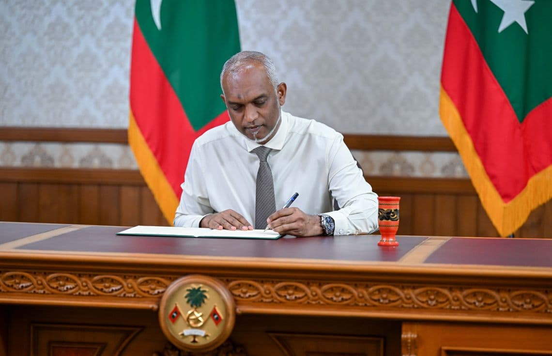 ރައީސުލްޖުމްހޫރިއްޔާ ޑރ. މުހައްމަދު މުއިއްޒު ބިލެއް ތަސްދީގުކުރައްވަނީ. / ފޮޓޯ: ރައީސް އޮފީސް