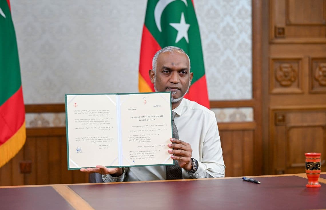 ޓެކްސް ނެގުމާބެހޭ އިދާރީ ގާނޫނު އަށް 4 ވަނަ އިސްލާހު ގެނައުމުގެ ބިލު ރައީސް ތަސްދީގުކުރެއްވުން | ފޮޓޯ: ރައީސުލްޖުމްހޫރިއްޔާގެ އޮފީސް