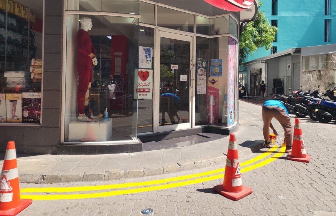 ކަންމަތީގައި ރީންދޫ ރޮނގު ކުރެހުމުގެ މަސައްކަތް / ފޮޓޯ: މާލެ ސިޓި ކައުންސިލް