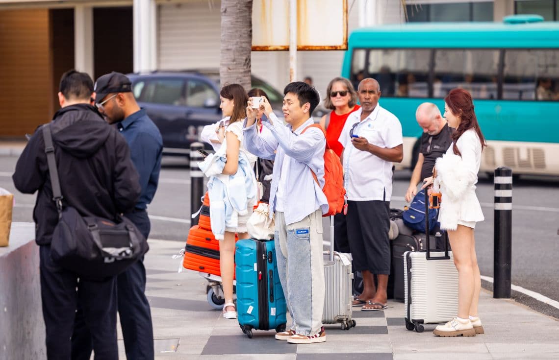 ފަތުރުވެރިން ވެލާނާ އިންޓަނޭޝަނަލް އެއާޕޯޓުގައި | ފޮޓޯ: ޚުލާސާ