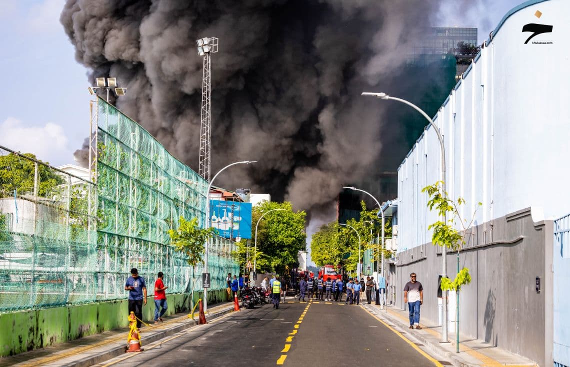 ސަރުކާރުގެ މިނިސްޓްރީތަކުގެ އިމާރާތުގައި ރޯވި އަލިފާންގަނޑު | ފޮޓޯ: ހުލާސާ