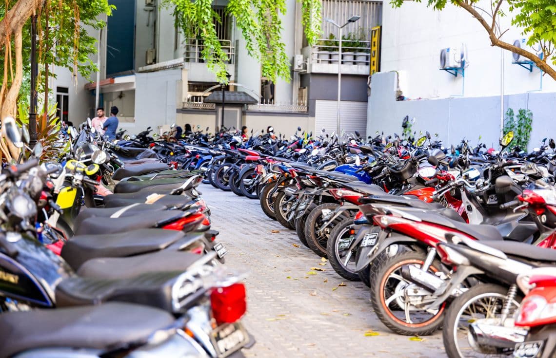 ސައިކަލްތަކެއް ޕާކުކޮށްފަ - މާލޭގައި އުޅަނދުތައް އާދަޔާއި ޚިލާފަށް ގިނަވެ، އެކްސިޑެންޓުތައް ހިނގުން ވަނީ އިތުރުވެފަ / ފޮޓޯ: ހުލާސާ