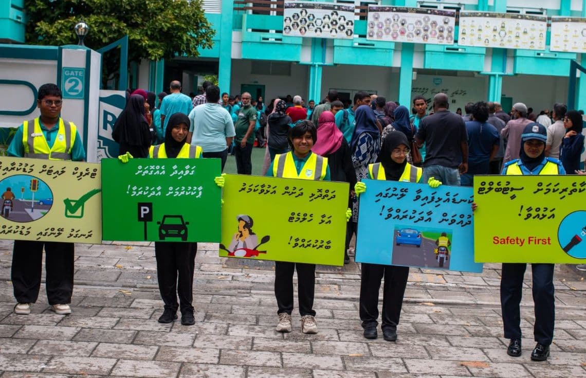 ރެހެންދި ސްކޫލް ސަރަހައްދުގައި ބޭއްވި ހޭލުންތެރިކުރުމުގެ ހަރަކާތުގެ ތެރެއިން | ފޮޓޯ: މޯލްޑިވްސް ޕޮލިސް ސަރވިސް