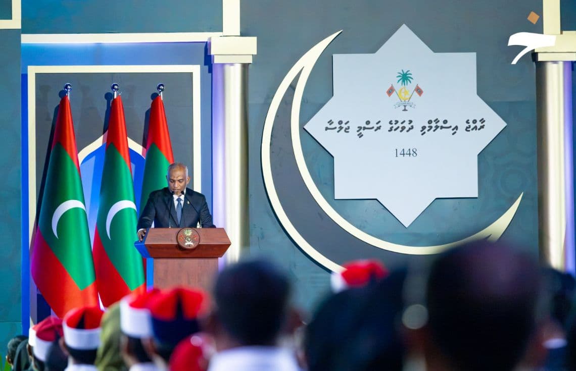 ދިވެހިރާއްޖެއަށް އިސްލާމީ ހިދާޔަތު ލިބުނުތާ 900 އަހަރު ފުރުން ފާހަގަކުރުމަށް ހުޅުމާލެ ސެންޓްރަލް ޕާކުގައި ބޭއްވި ރަސްމިއްޔާތުގައި ރައީސް ތަގުރީރު ކުރައްވަނީ | ފޮޓޯ: ޚުލާސާ