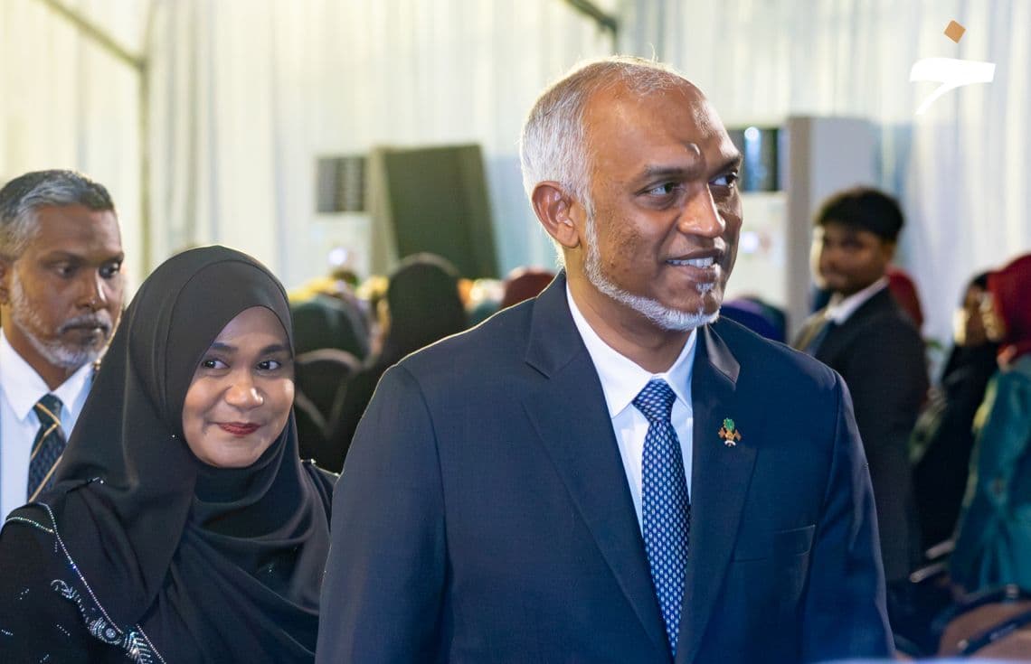 ރައީސުލްޖުމްހޫރިއްޔާ ޑރ. މުހައްމަދު މުއިއްޒު އަދި ފަސްޓު ލޭޑީ ސާޖިދާ މުހައްމަދު / ފޮޓޯ: ހުލާސާ