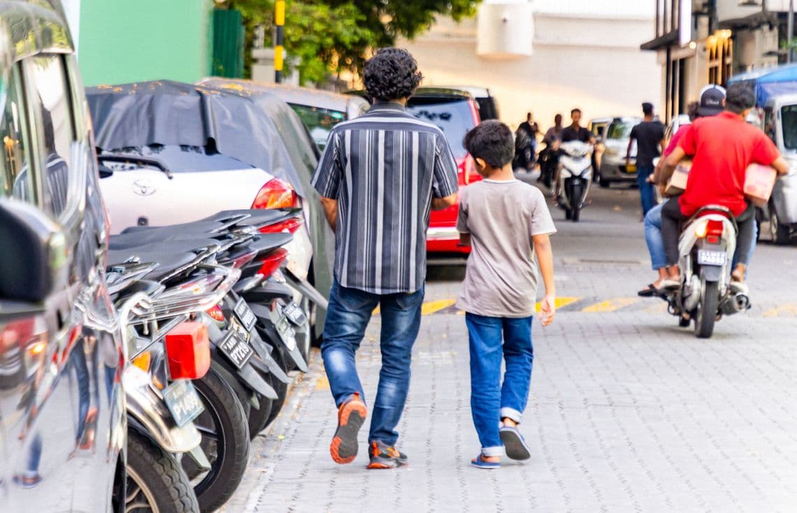 މާލެ މަގުމަތީގައި ހިންގާފަދިޔަ ދެބަފައިން / ފޮޓޯ: ހުލާސާ