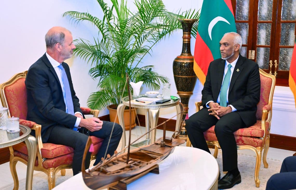 ވަރލްޑް ބޭންކުގެ ދެކުނު އޭޝިއާ ސަރަހައްދުގެ ނައިބު ރައީސް ޖޮހޭނެސް ޒުޓް، ރައީސުލްޖުމްހޫރިއްޔާ ޑޮކްޓަރ މުޙައްމަދު މުޢިއްޒާ ބައްދަލުކުރެއްވުން | ފޮޓޯ: ރައީސް އޮފީސް