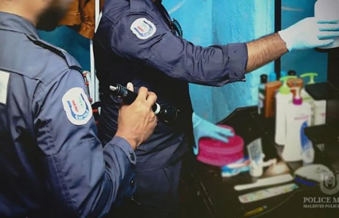 ފުލުހުން ހިންގި ޑްރަގް އޮޕަރޭޝަނެއްގައި ގެއެއް ބަލައި ފާސްކުރަނީ | ފޮޓޯ: ޕޮލިސް