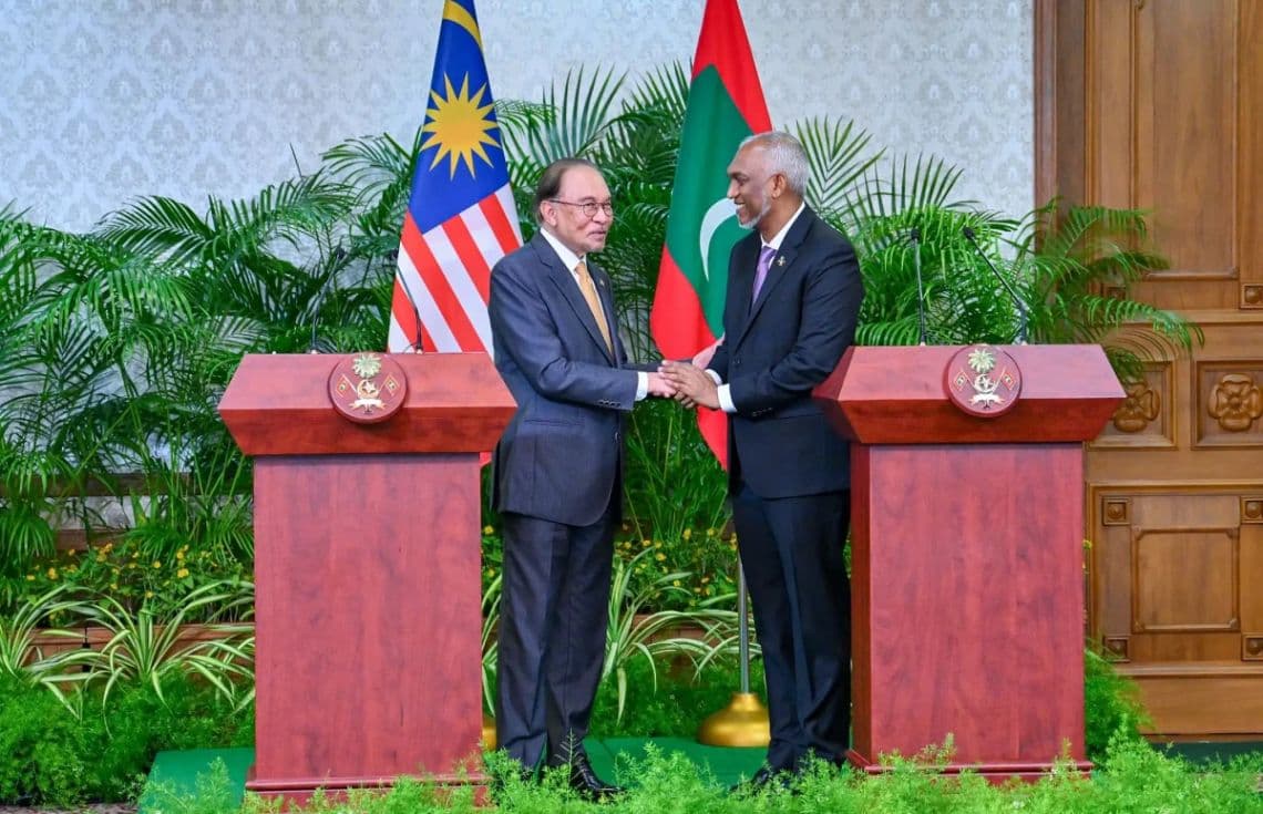 މެލޭޝިއާގެ ބޮޑުވަޒީރު އަންވަރު އިބްރާހީމް (ވ) ރާއްޖެއަށް ކުރެއްވި ފުރަމާނަ ދަތުރުފުޅުގައި ރައީސް ޑރ.މުޢިއްޒުއާ ސަލާމް ކުރައްވަނީ.