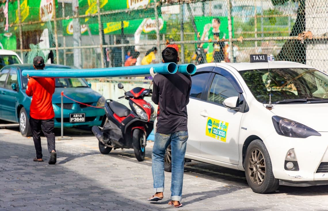 ބިދޭސީން މަގުމަތީގައި. / ފޮޓޯ: ޚުލާސާ