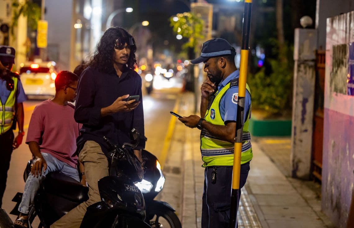 ޓްރެފިކް ފުލުހުން މަސައްކަތް ކުރަނީ / ފޮޓޯ: ހުލާސާ