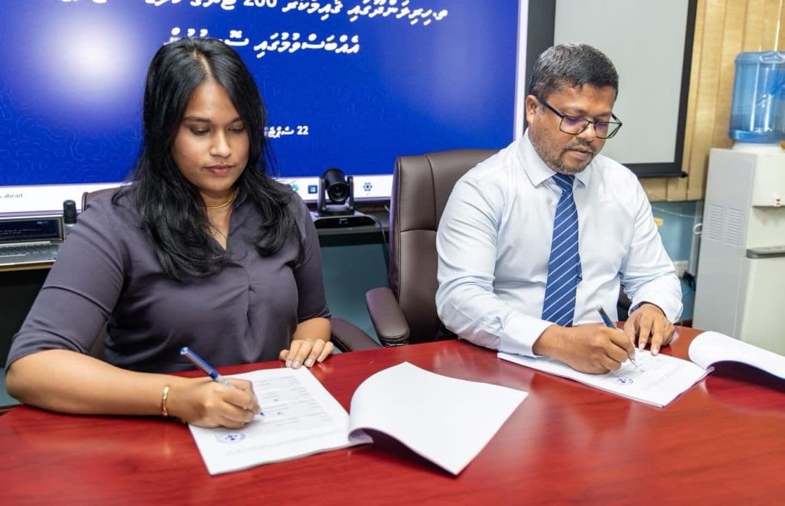 ތ. ހިރިލަންދޫގައި 200 ޓަނުގެ ކޯލްޑް ސްޓޯރޭޖެއް ގާއިމުކުރަން އެސްޖޭއާ ހަވާލުކޮށް، އެއްބަސްވުމުގައި ސޮއިކުރުމުގެ ތެރެއިން/ ފޮޓޯ: ވުޒާރާ