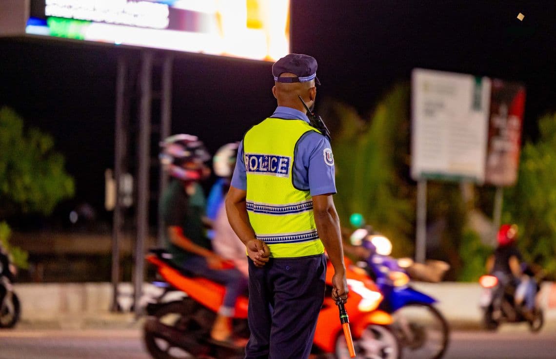 ޓްރެފިކް ޕޮލިހެއް މަގުމަތީގައި. / ފޮޓޯ: ޚުލާސާ