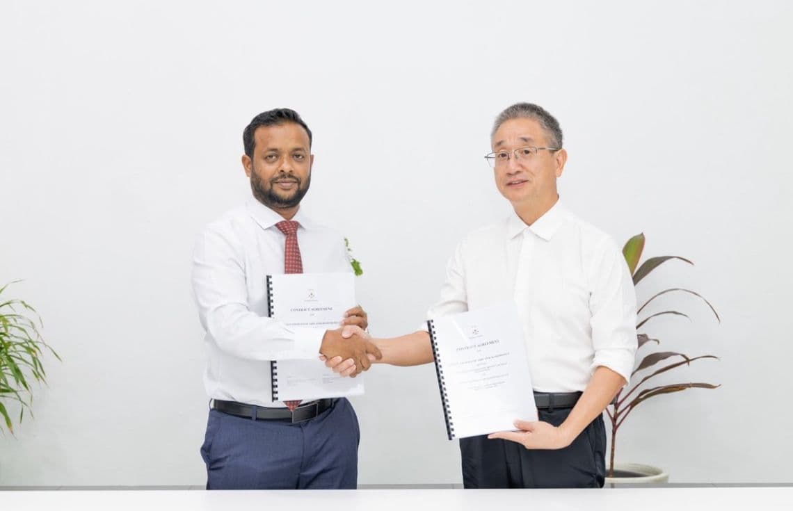 އައްޑޫ ސިޓީގެ ލިންކް ރޯޑު ތަރައްގީކުރަން ޗައިނާގެ ކުންފުންޏަކާއި ހަވާލުކޮށް، އެއްބަސްވުމުގައި ސޮއިކުރުން/ ފޮޓޯ:ވުޒާރާ