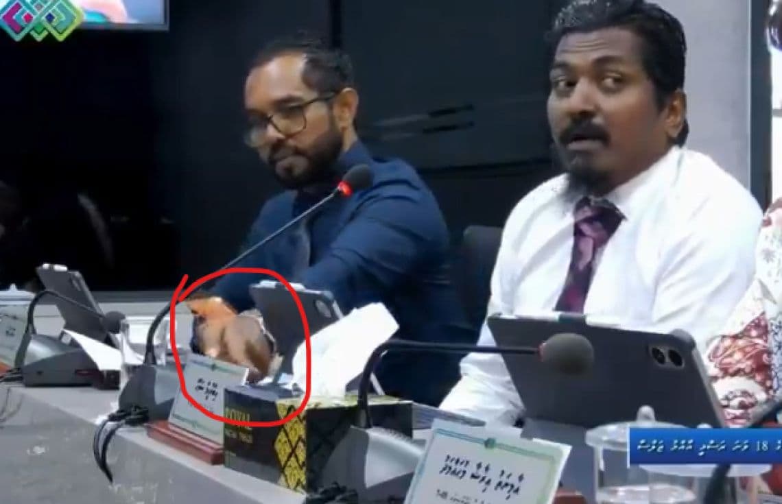 ޕީއެންސީ ކައުންސިލަރ ސަމާހް ވާހަކަފުޅުދައްކަވަމުން ގެންދަވަނިކޮށް ގާލިބް މައިކް ކަނޑާލާ މަންޒަރު ފެންނަ ވީޑިއޯގެ ސްކްރީންޝޮޓެއް---