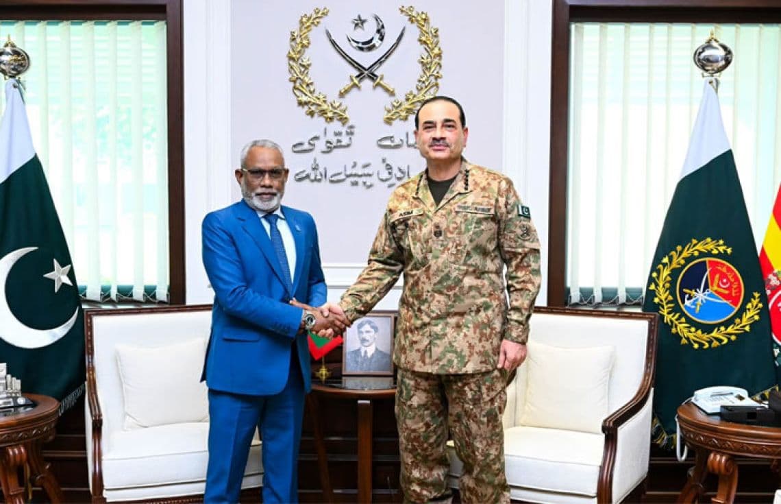ރައްޔިތުންގެ މަޖިލީހުގެ ރައީސް ޕާކިސްތާނުގެ ޗީފް އޮފް އާމީ ސްޓާފާ ބައްދަލުކުރެއްވައި ސަލާމްކުރައްވަނީ---