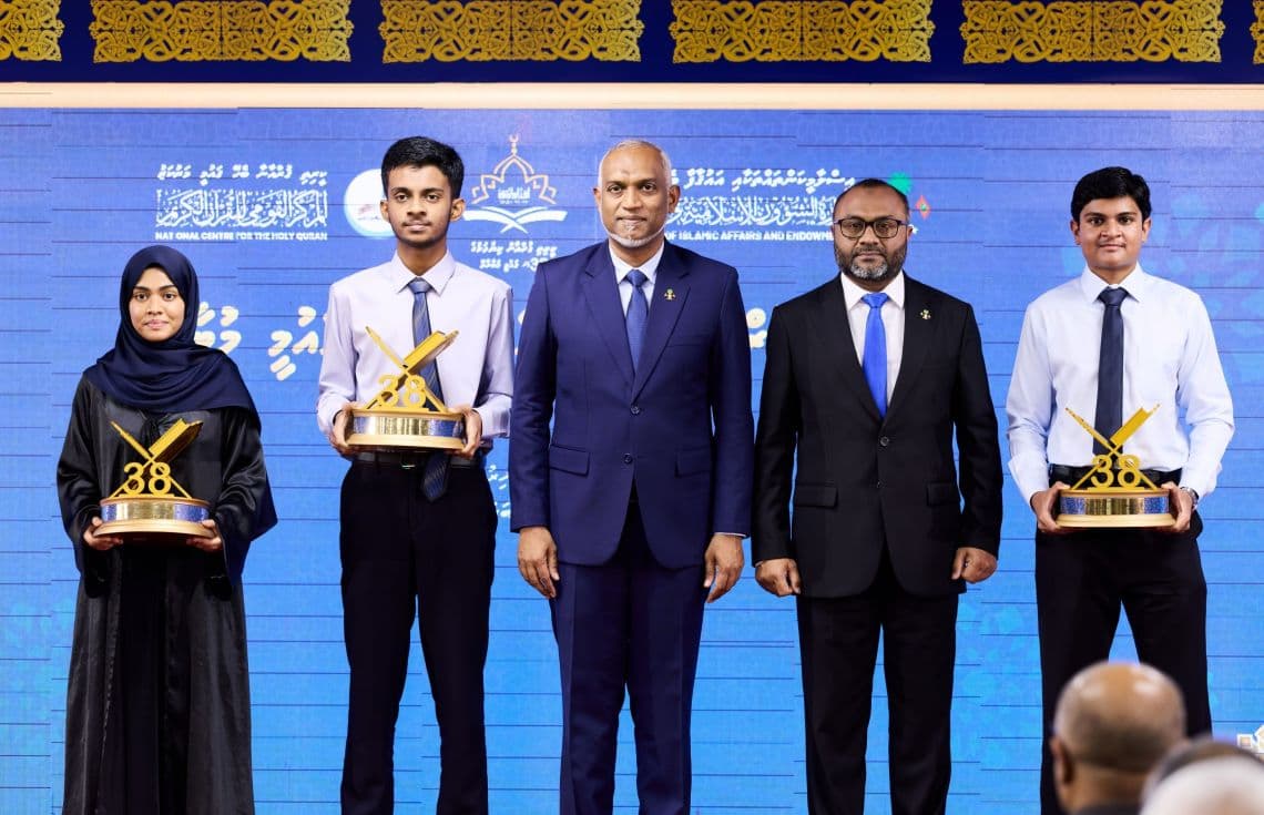 އެންމެ މަތީ ވަނަތައް ހޯދި ދަރިވަރުންނާއެކު ރައީސް ޑރ. މުއިއްޒު އަދި އިސްލާމިކް މިނިސްޓަރު ޝަހީމް---