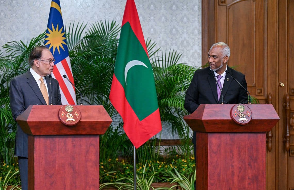 ރައީސުލްޖުމްހޫރިއްޔާ އާއި މެލޭޝިއާގެ ބޮޑުވަޒީރު ދެއްވި ނޫސްބަޔާނުގެ ތެރެއިން / ފޮޓޯ: ރައީސް އޮފީސް