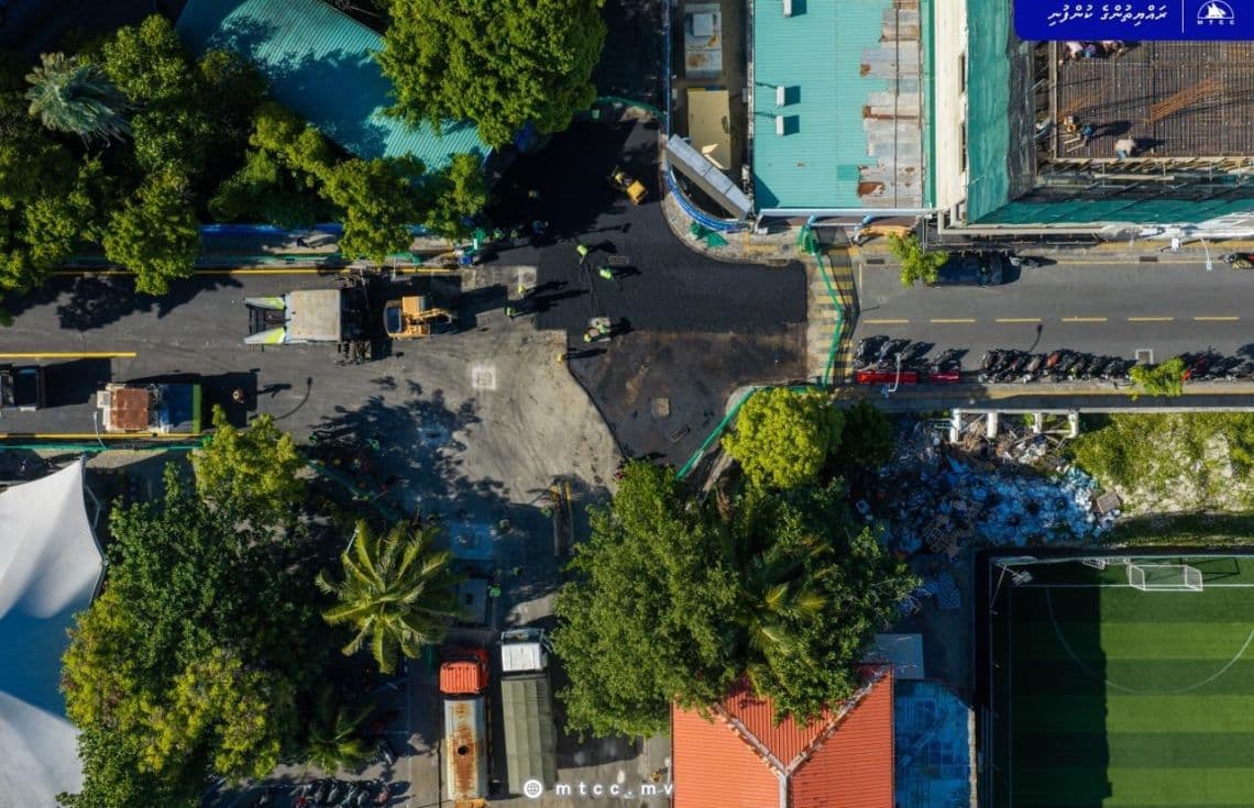 އަމީނީ މަގުގެ ދެވަނަ ސެގްމަންޓުގައި ތާރު އަޅަން ފަށާފައި. / ފޮޓޯ: އެމްޓީސީސީ