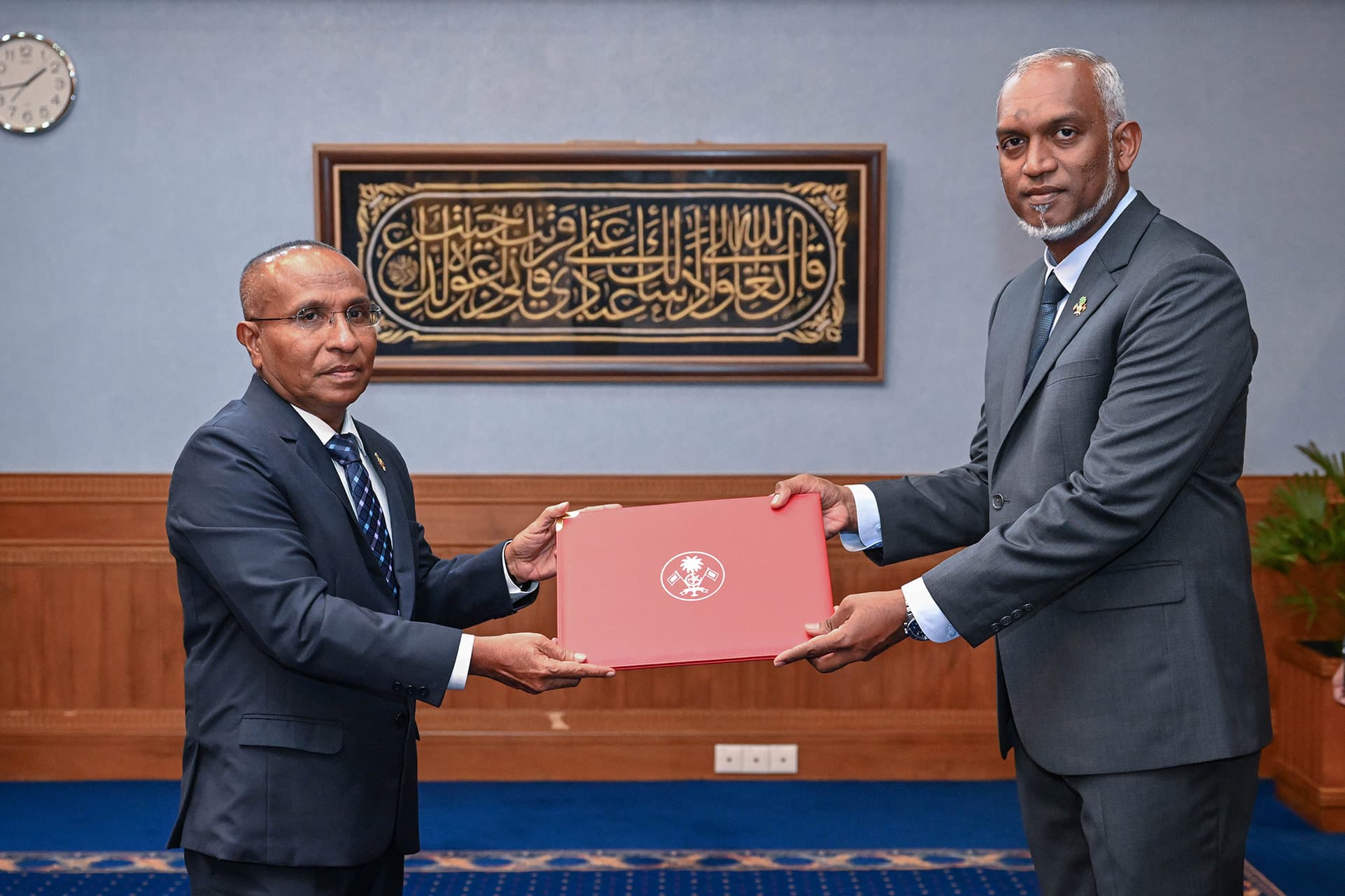 ރައީސުލްޖުމްހޫރިއްޔާ ޑޮކްޓަރ މުޙައްމަދު މުޢިއްޒު، އިސްމާޢީލް ޙަބީބު އަށް މަޤާމުގެ ފަތްކޮޅު ޙަވާލު ކުރައްވަނީ. ފޮޓޯ: ރައީސް އޮފީސް