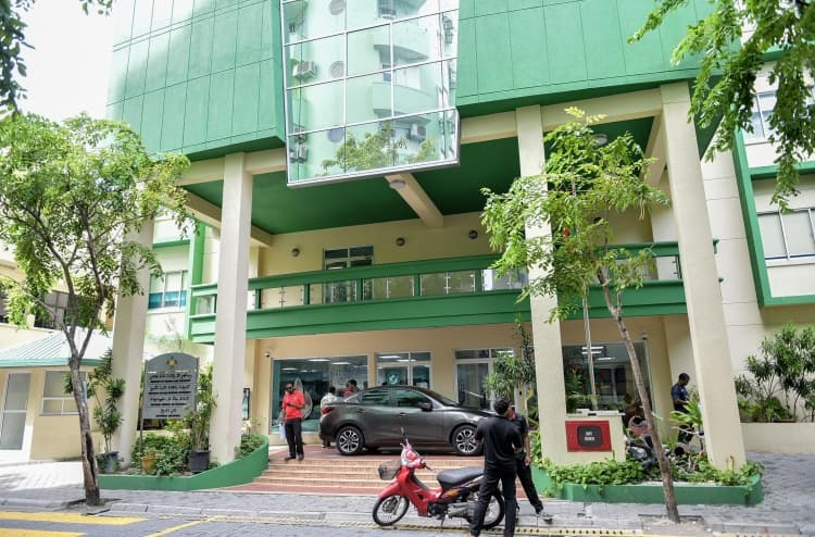މޯލްޑިވްސް އިންލެންޑް ރެވެނިއު އޮތޯރިޓީ (މީރާ) އަށް ޓެކްސް ފައިސާ ދެއްކުމަށްޓަކައި އެތާ ކައިރީގައި ބަޔަކު މަޑުކޮށްގެން: މިދިޔަ މަހު މީރާއަށް ޑޮލަރުގެ ގޮތުގައި 62.8 މިލިއަން ލިބުނު
