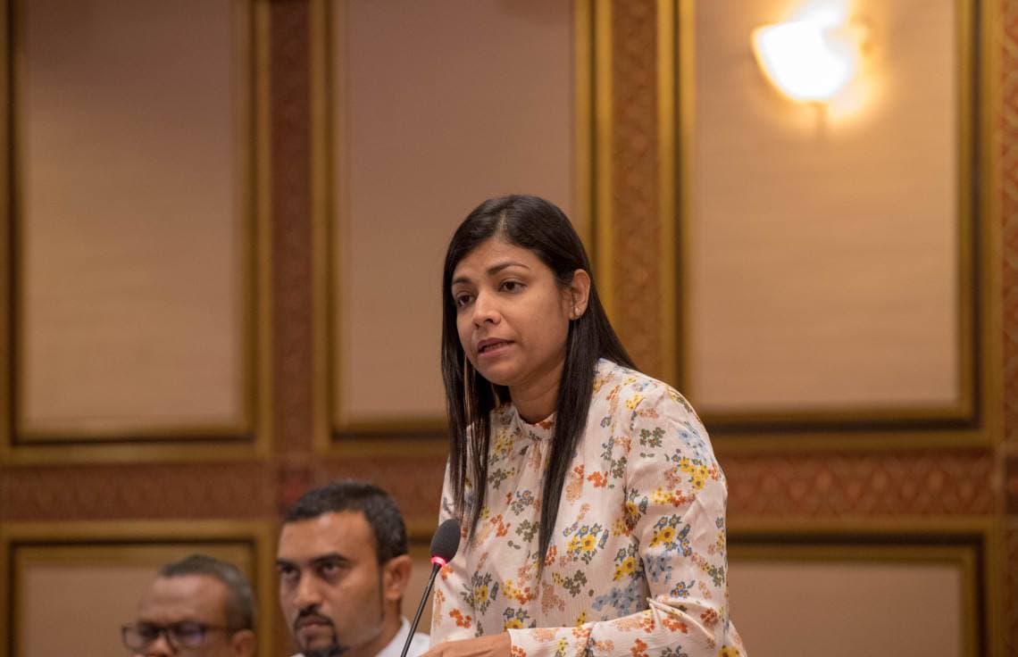 ރޮޒައިނާ, އިނގިރޭސި ބޮޑު ވަޒީރަށް ވަރުގަދަ ރައްދެއް