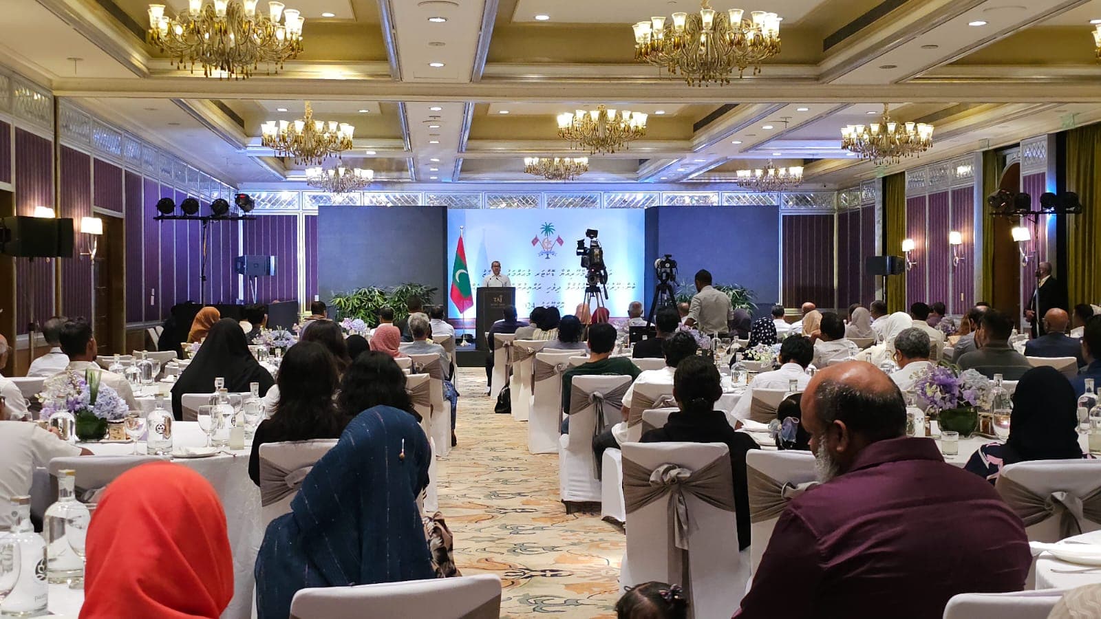 ރައީސް، ބެންގަލޫރުގައި ދިރިއުޅޭ ދިވެހިންނާއި ބައްދަލުކުރައްވަނީ. / ފޮޓޯ: ޚުލާސާ