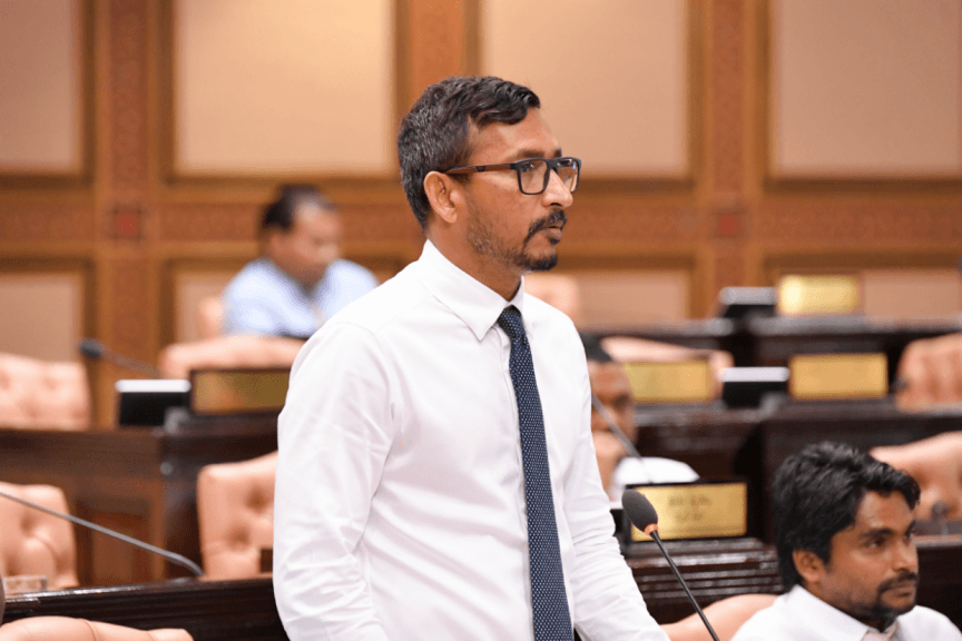ޕީއެންސީގެ ޕާލިމެންޓްރީ ގްރޫޕްގެ ލީޑަރު އިބްރާހިމް ފަލާހު/ ފޮޓޯ: މަޖިލިސް