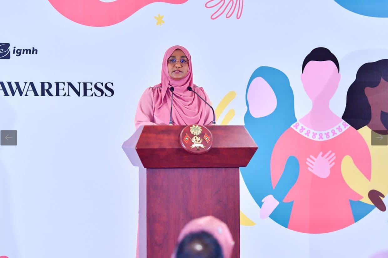 އުރަމަތީގެ ކެންސަރާބެހޭ ހޭލުންތެރިކުރުމުގެ ޤައުމީ ސިމްޕޯޒިއަމް އިފްތިތާޙްކޮށްދެއްވަމުން މެޑަމް ސާޖިދާ ވާހަކަފުޅު ދައްކަވަނީ / ފޮޓޯ: ރައީސް އޮފީސް