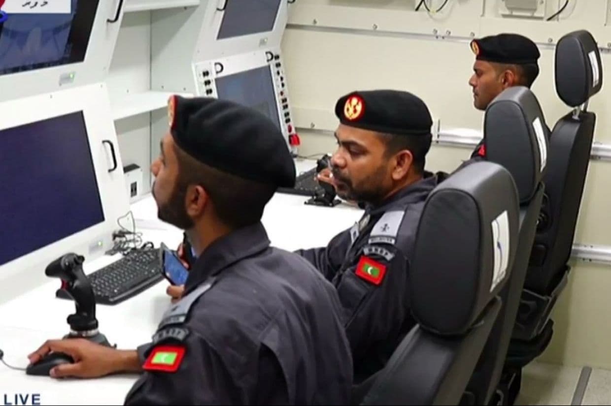 ރާއްޖޭގެ ކަނޑުގެ ސަރަހައްދު ބަލަހައްޓަން ފުރަތަމަ އުދުއްސާލި އަސްކަރީ ޑްރޯން ދިވެހި ވައިގެ ސިފައިންގެ މީހުން އޮޕަރޭޓް ކުރަނީ،: 16 މާރޗް 2024