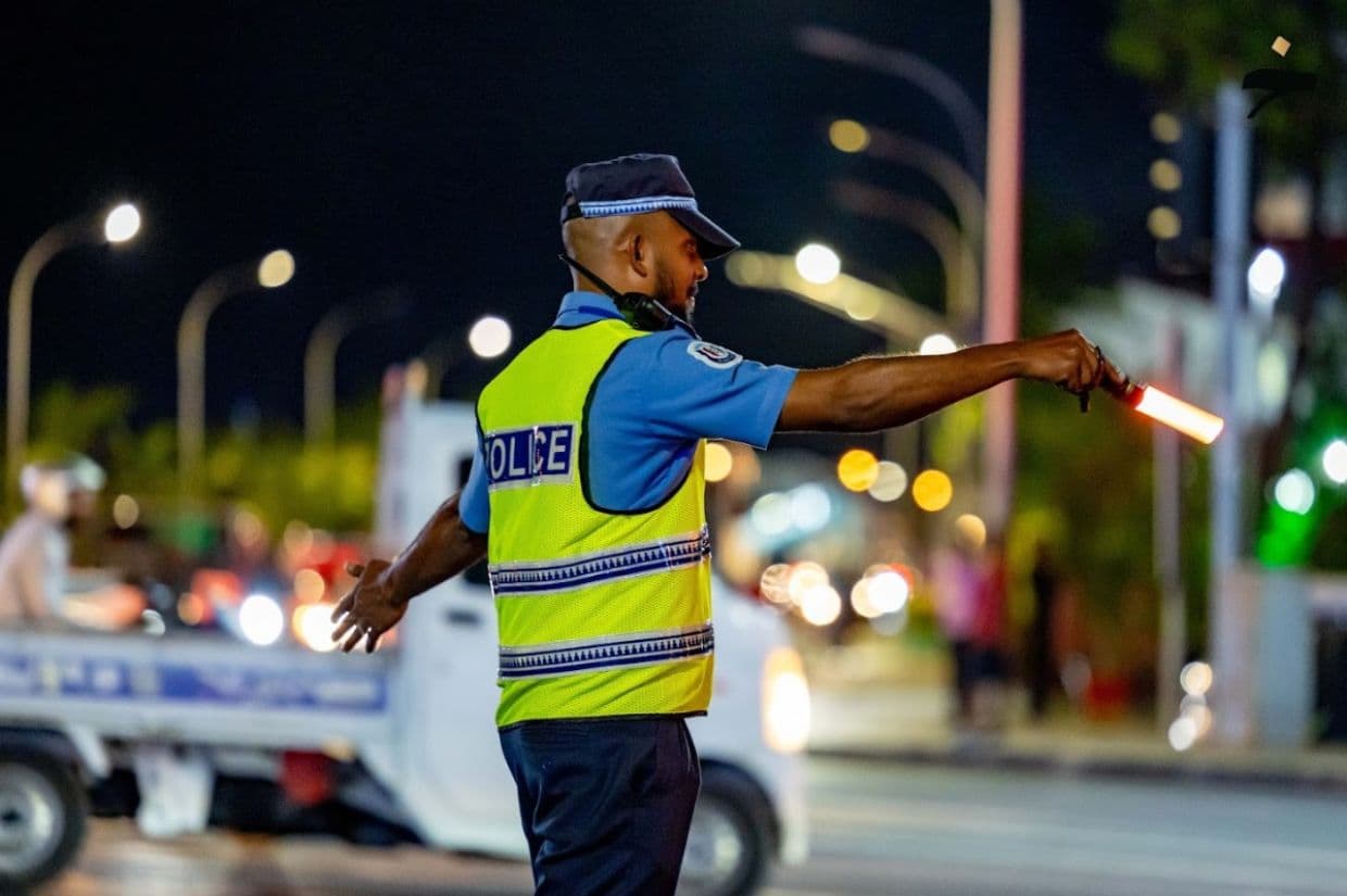 މަގުމަތީގައި ފުލުހަކު ހަރަކާތްތެރިވަނީ.