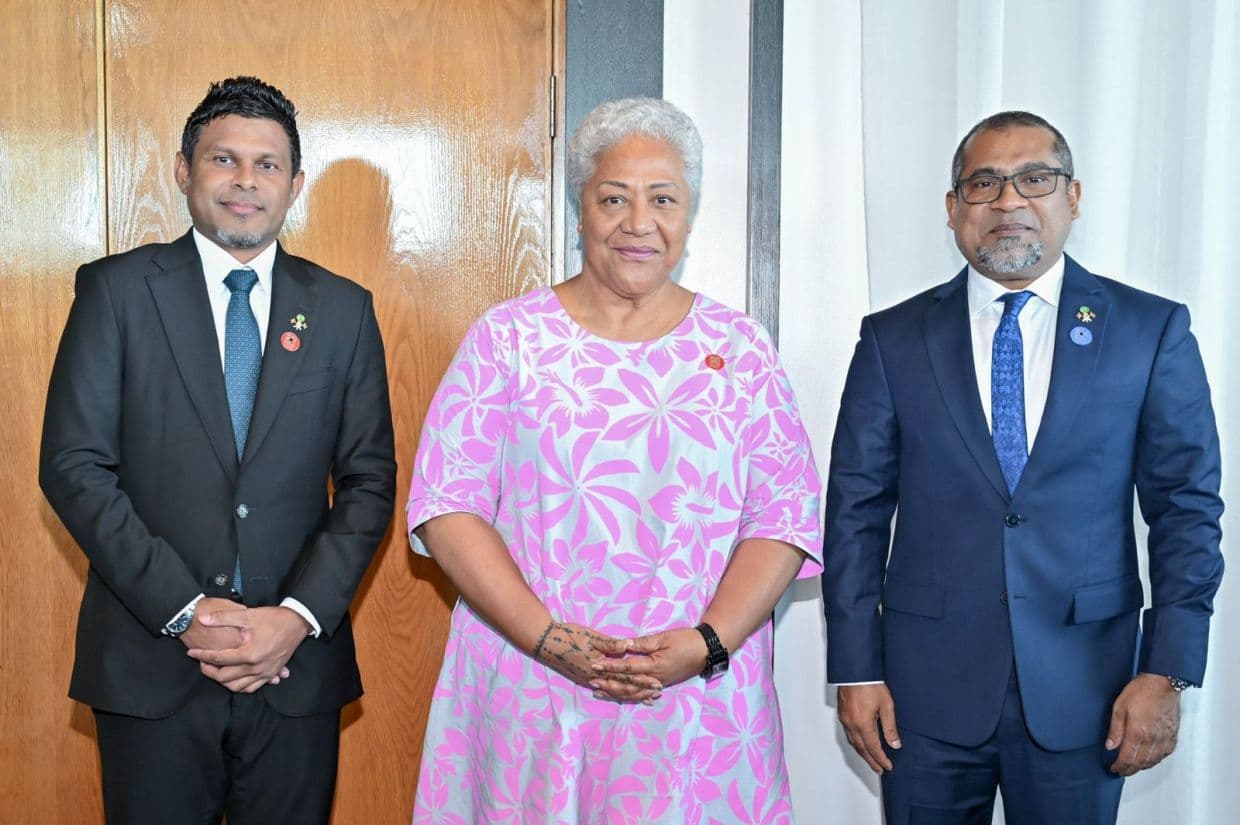 އީސުލްޖުމްހޫރިއްޔާގެ ނައިބު އަލްއުސްތާޛު ޙުސައިން މުޙައްމަދު ލަޠީފް އަދި ޚާރިޖީ ވަޒީރު ސަމޯއާގެ ބޮޑުވަޒީރު ފިއާމޭ ނައޯމީ މަޓައާފާއިއެކު