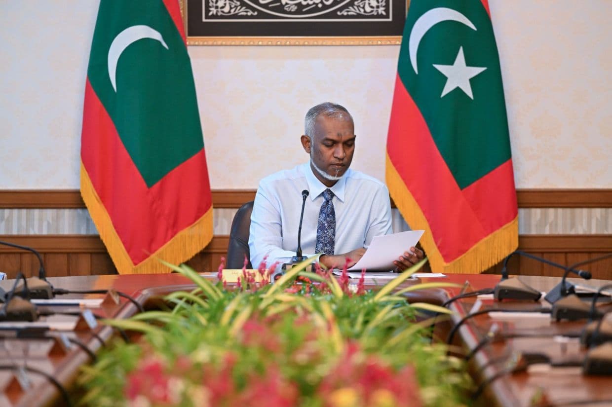 އިޤްތިޞާދީ އިޞްލާޙީ ޕްލޭނުގެ ތެރެއިން ރައީސް ޑރ. މުޢިއްޒު 50% މުސާރަ ނުނަންގަވަން ނިންމަވައިފި