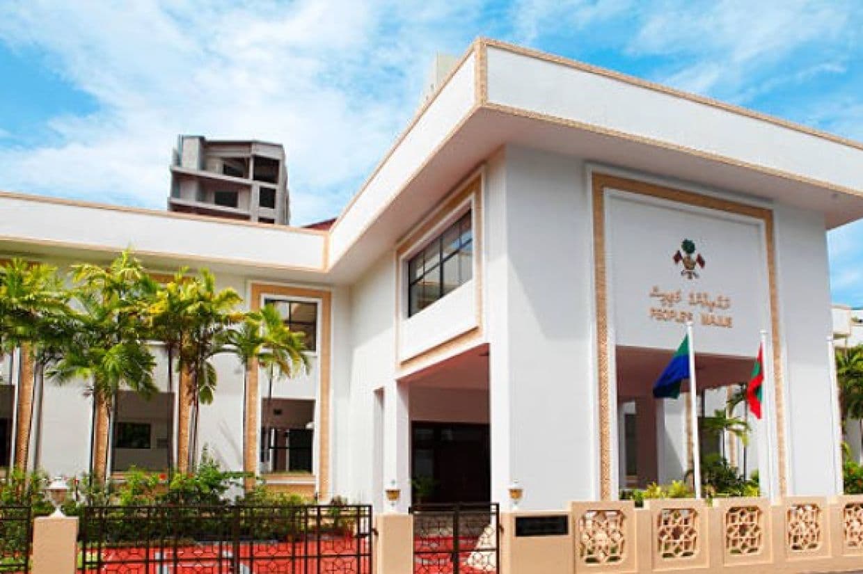 މަޖިލިސް މެންބަރުންނާއި ޝަރުޢީ ދާއިރާގެ އިސްވެރިންގެ މުސާރަ 10 އިންސައްތަ ކުޑަކުރަނީ