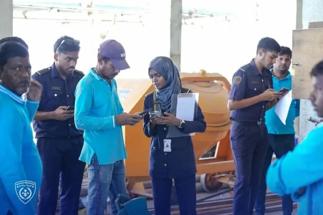 އިމިގްރޭޝަން އޮފިސަރުން ގުރައިދޫގައި ޙަރަކާތްތެރިވަނީ/ ފޮޓޯ: އިމިގްރޭޝަން