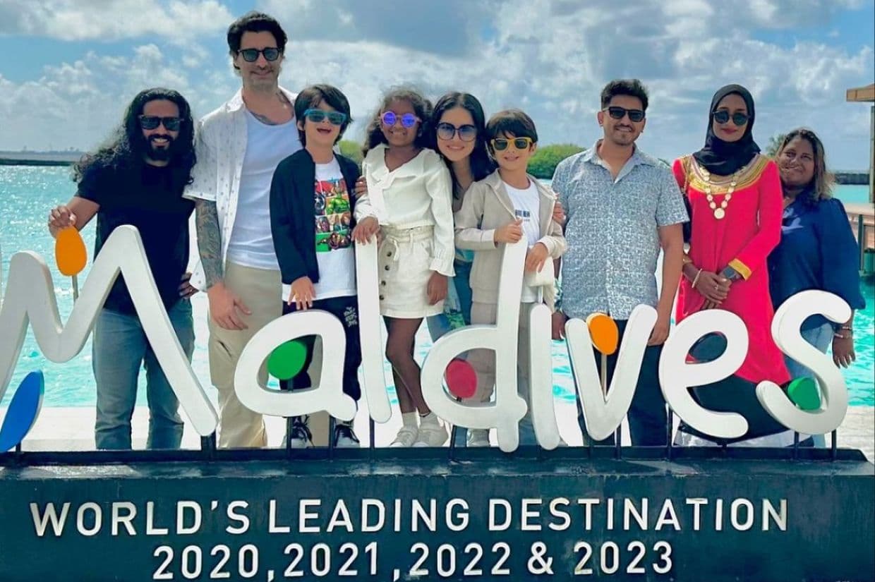 ސަނީ ލިއޯން އާއިލާއާ އެކު ވެލާނާ އިންޓަނޭޝަނަލް އެއާޕޯޓުގައި ފޮޓޯ: ފިޓްފާޒިލް