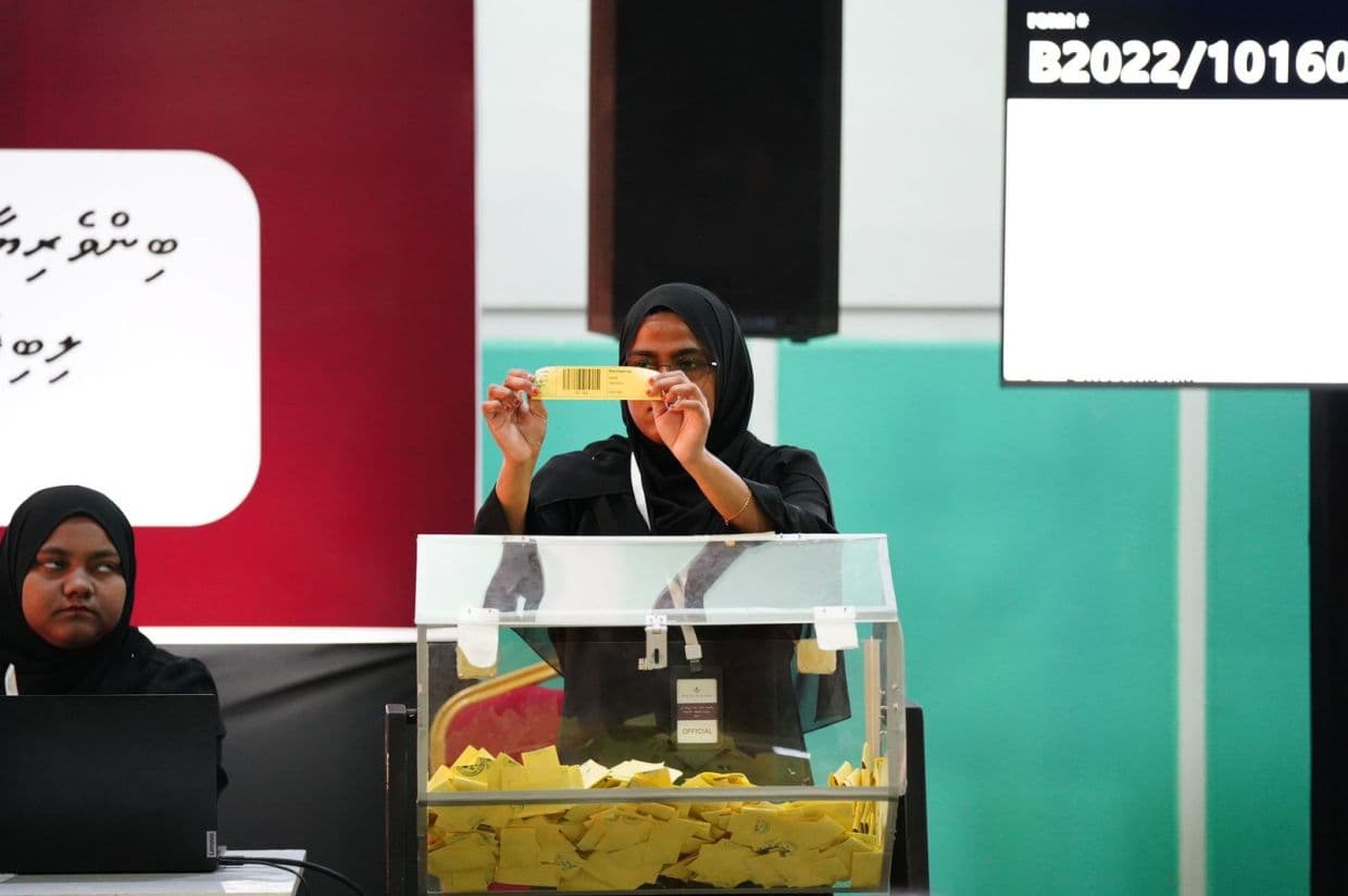 ގުޅީފަޅުން ގޯތި ލިބޭ މީހުންގެ ގުރު ނެގުން. / ފޮޓޯ: ހައުސިންގ މިނިސްޓްރީ