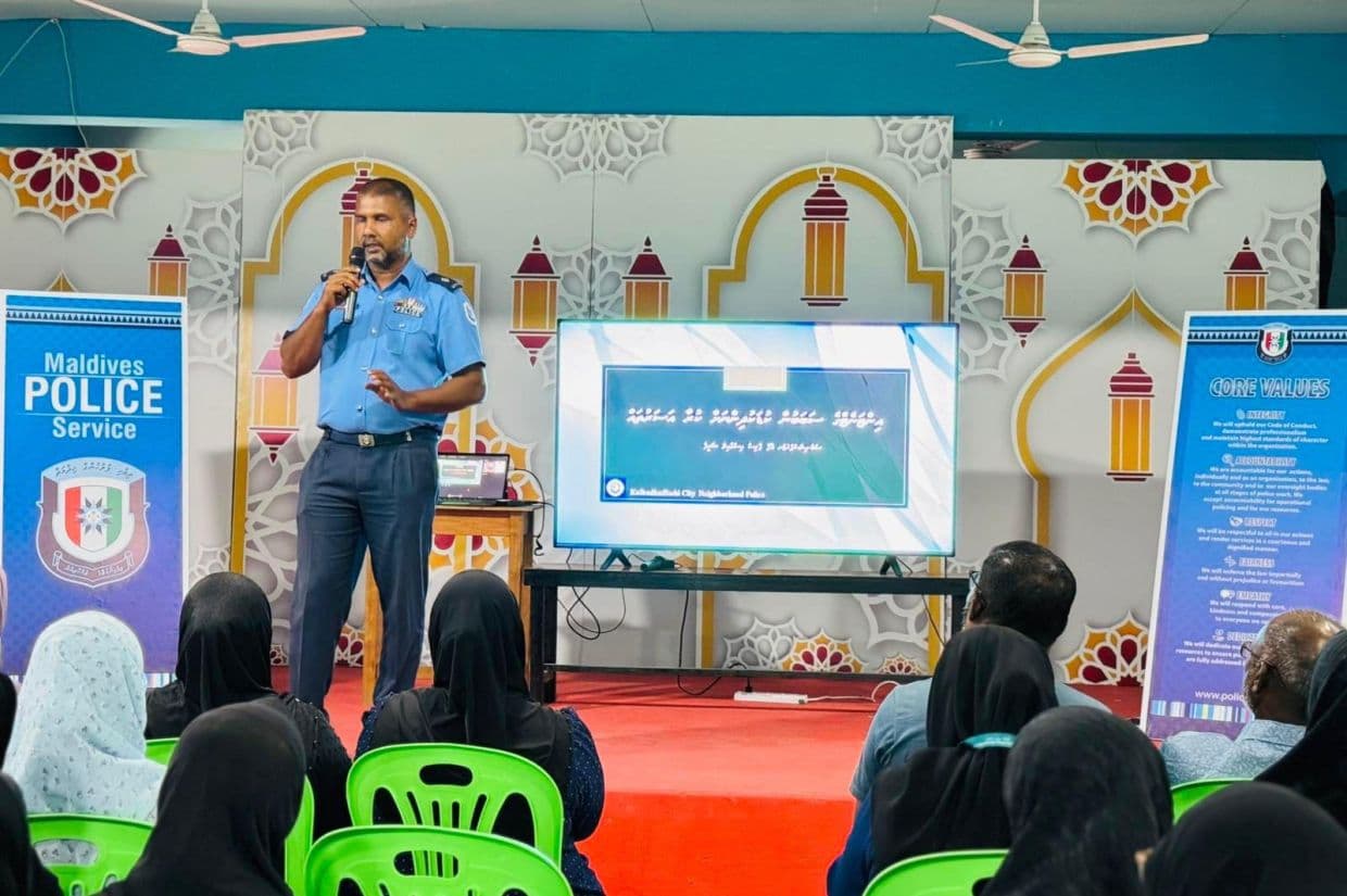 އިންޓަނެޓުން ހިންގާ ކުށްތަކުން ރައްކާތެރިވުމަށް މަޢުލޫމާތު ދިނުން. / ފޮޓޯ: ފުލުހުން