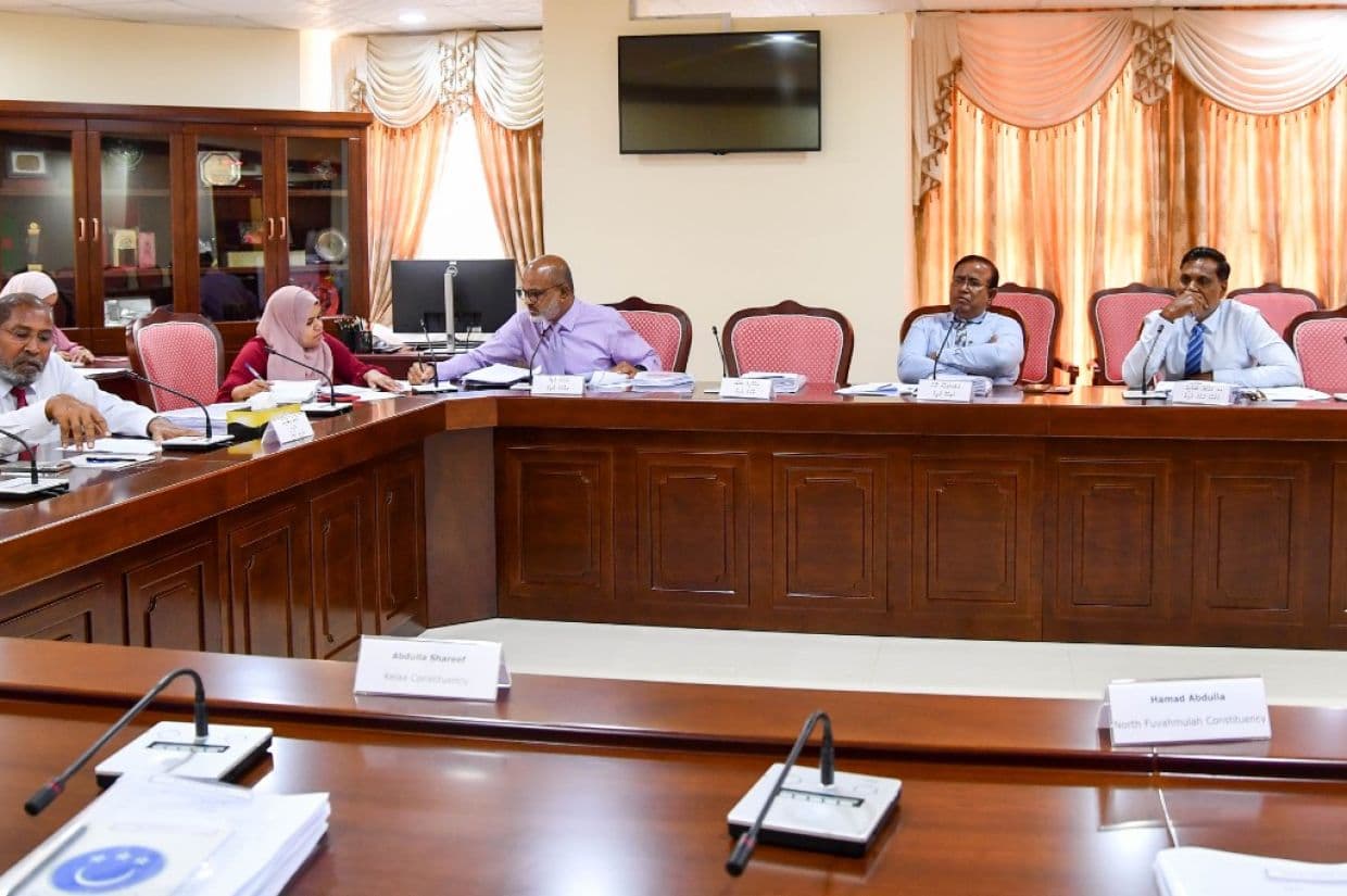 މާލިއްޔަތު ކޮމިޓީގެ ބައްދަލުވުމުގެ ތެރެއިން: ބޯޑަރުގެ ރައްކާތެރިކަމާމެދު ސުވާލު އުފެދިފައިވާއިރު ދައުލަތަށް ލިބެންޖެހޭ އެތައް މިލިއަން ރުފިޔާއެއް ވަނީ ގެއްލިފަ. އެހެންކަމުން މައްސަލަ 241 ކޮމިޓީއަށް.