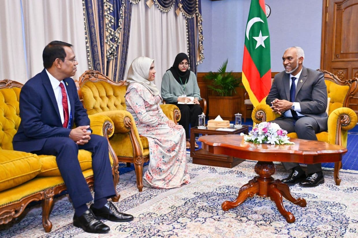 ރައީސުލްޖުމްހޫރިއްޔާ ޑރ. މުޙައްމަދު މުޢިއްޒު އިންޑިއާއާއި ސަޢޫދީ ޢަރަބިއްޔާއަށް އައު ސަފީރުން ޢައްޔަންކުރައްވައިފި. / ފޮޓޯ: ރައީސް އޮފީސް
