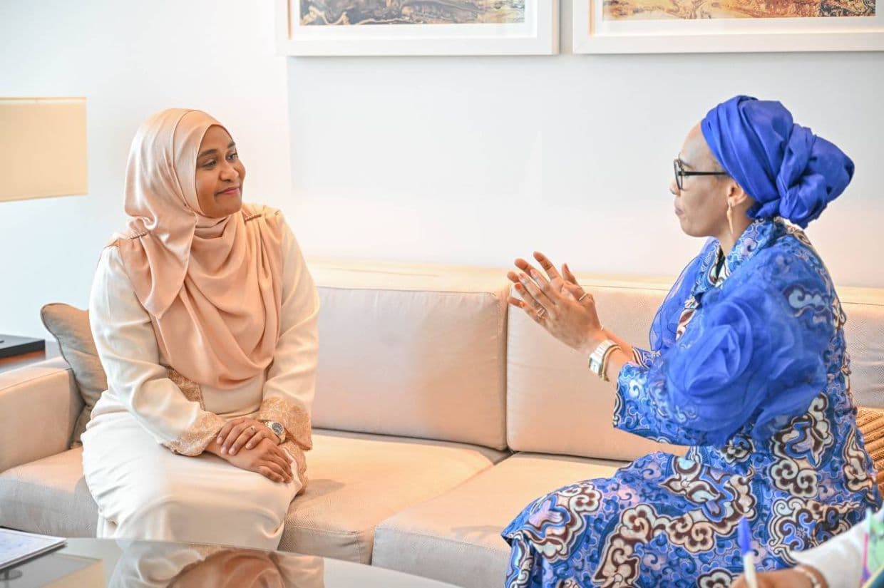 ރައީސް އަނބިކަނބަލުން މެޑަމް ސާޖިދާ ގެމްބިޔާގެ ފަސްޓް ލޭޑީ ފާތުމައްޓާ ބައްބަރޯއާ ބައްދަލުކުރެއްވުން/ ފޮޓޯ: ރައީސް އޮފީސް